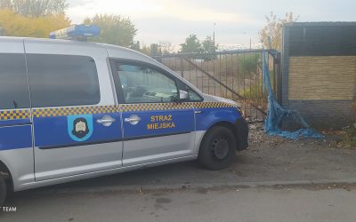 Składowane pojemniki na ulicy Świerczyny