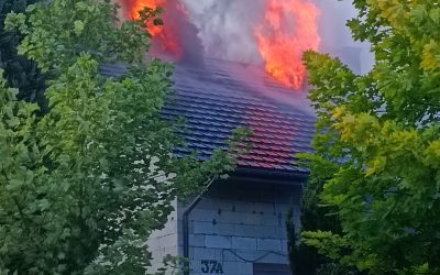 Płonący budynek w dzielnicy Brzezinka